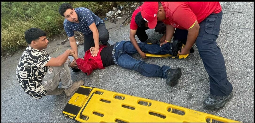 Se estrella contra poste de la CFE en Frontera; copiloto termina hospitalizado