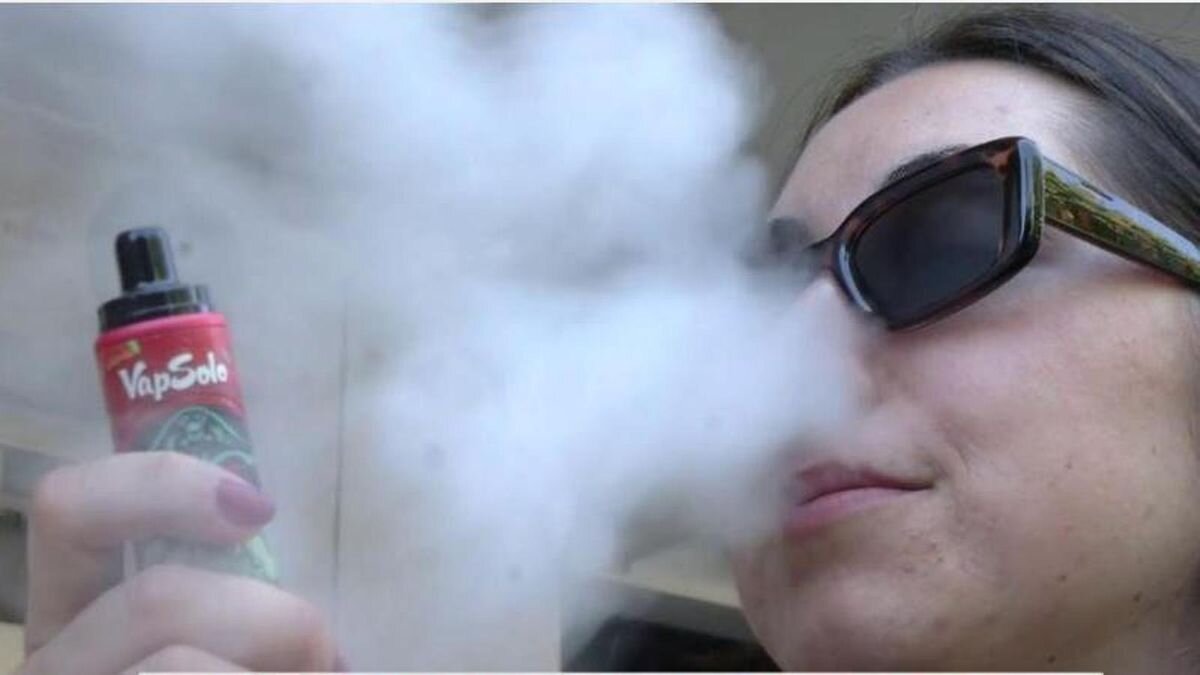 Vapeadores de nicotina triplican probabilidades de dejar el tabaco