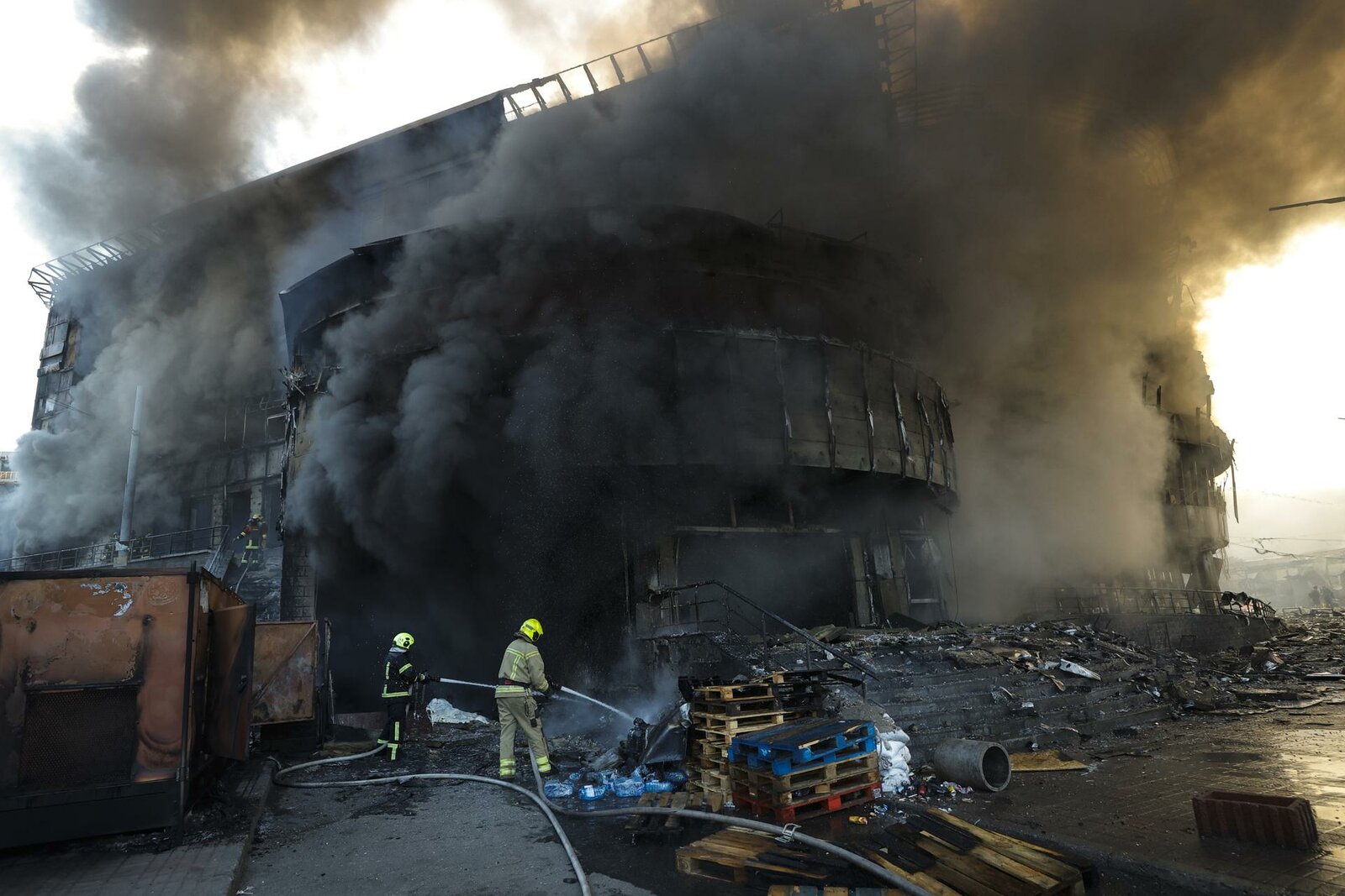 Bombardeo ruso deja muertos y decenas de heridos en Kiev