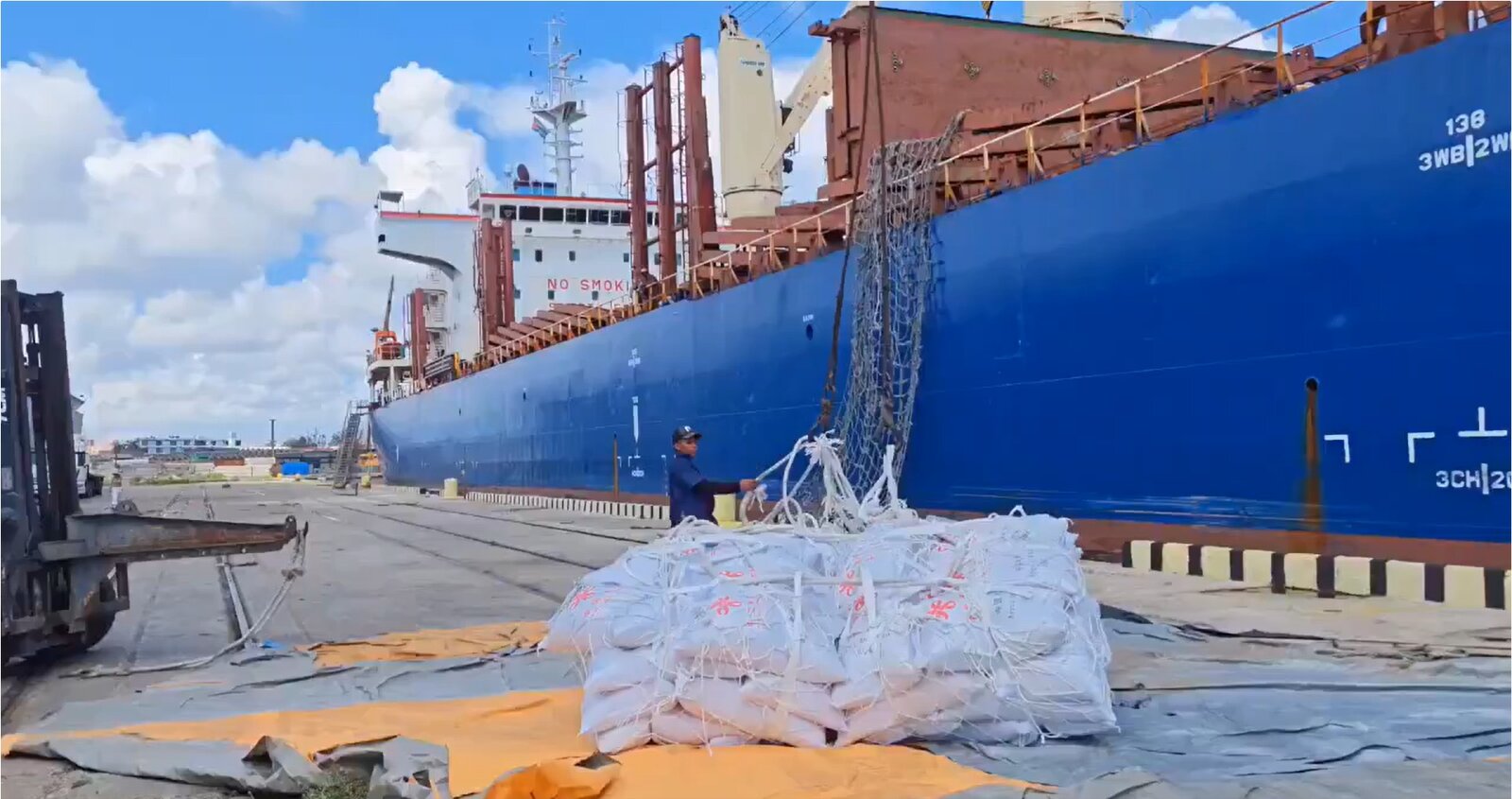 Arriba a Cuba primer cargamento de arroz donado por China