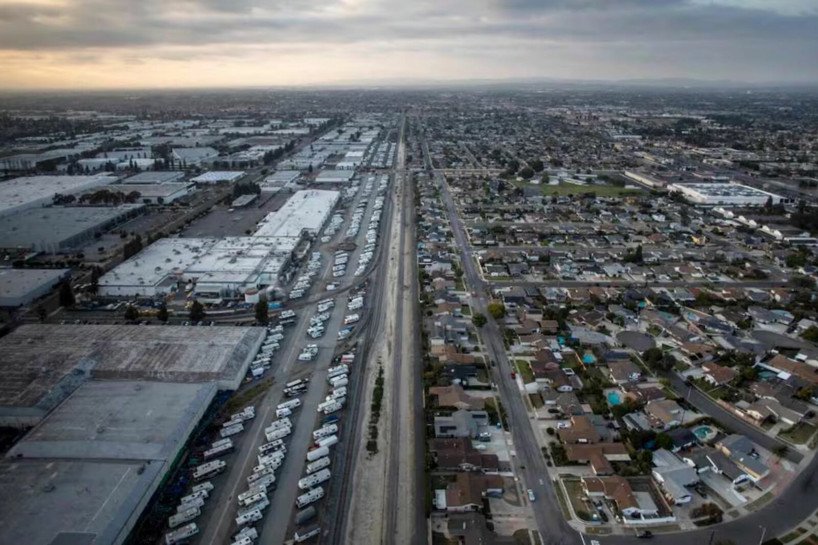 Ordenan evacuar a 50 mil personas por riesgo químico en California