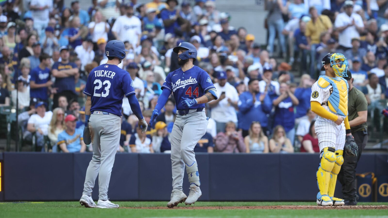 Dodgers vencen 5-1 a Cerveceros con sólida salida de Yamamoto