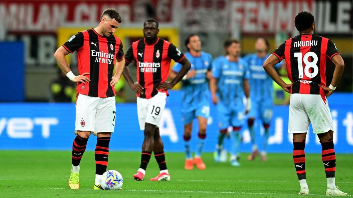 Santiago Giménez cierra su peor temporada en Europa