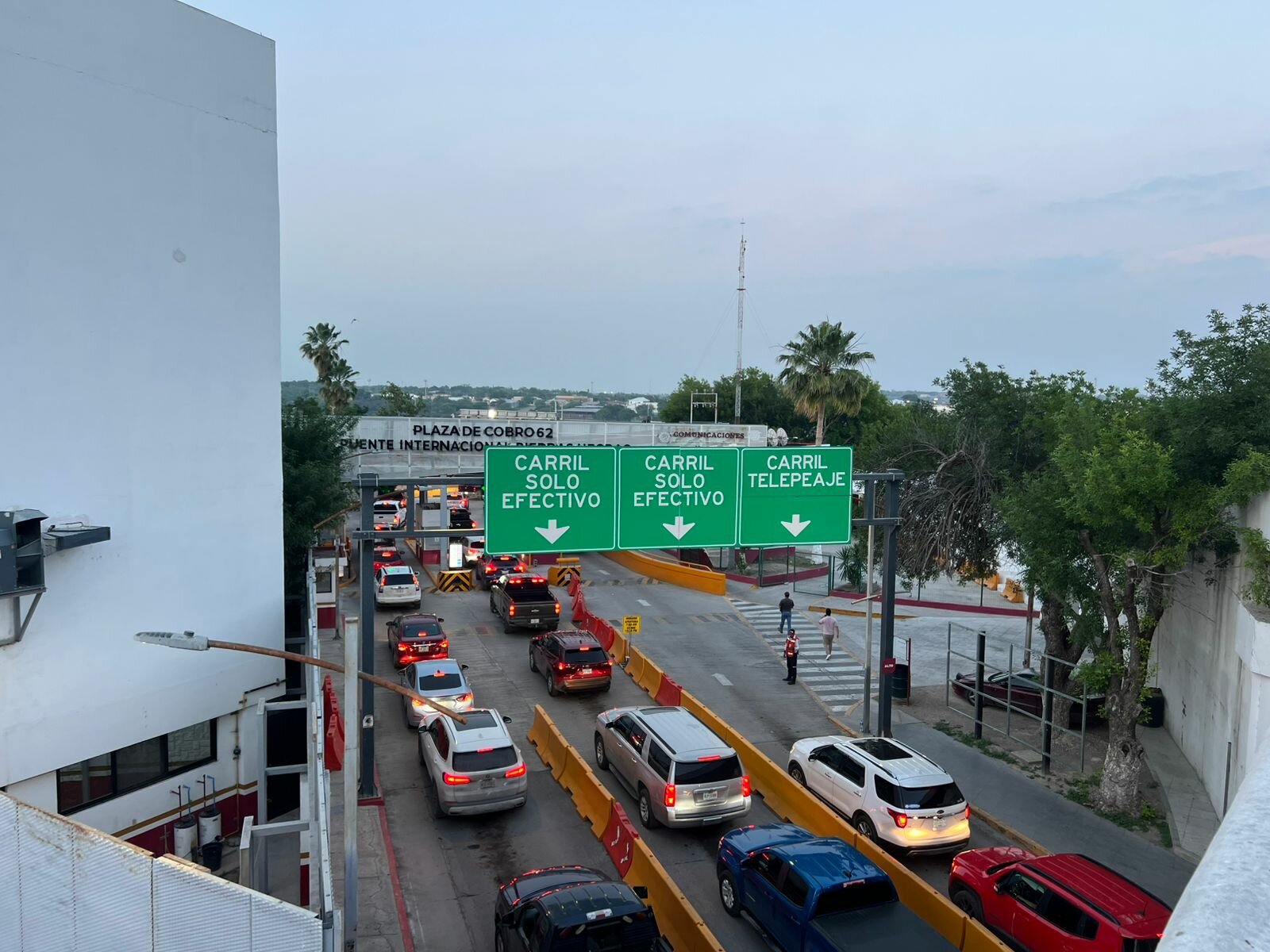 Filas en puentes internacionales llegan hasta 2 horas y media; impacto comercial y demoras por reducción de casetas
