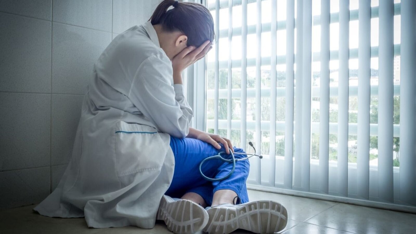 Molestia y el estrés en el trabajo son los principales motivos para dejar la medicina