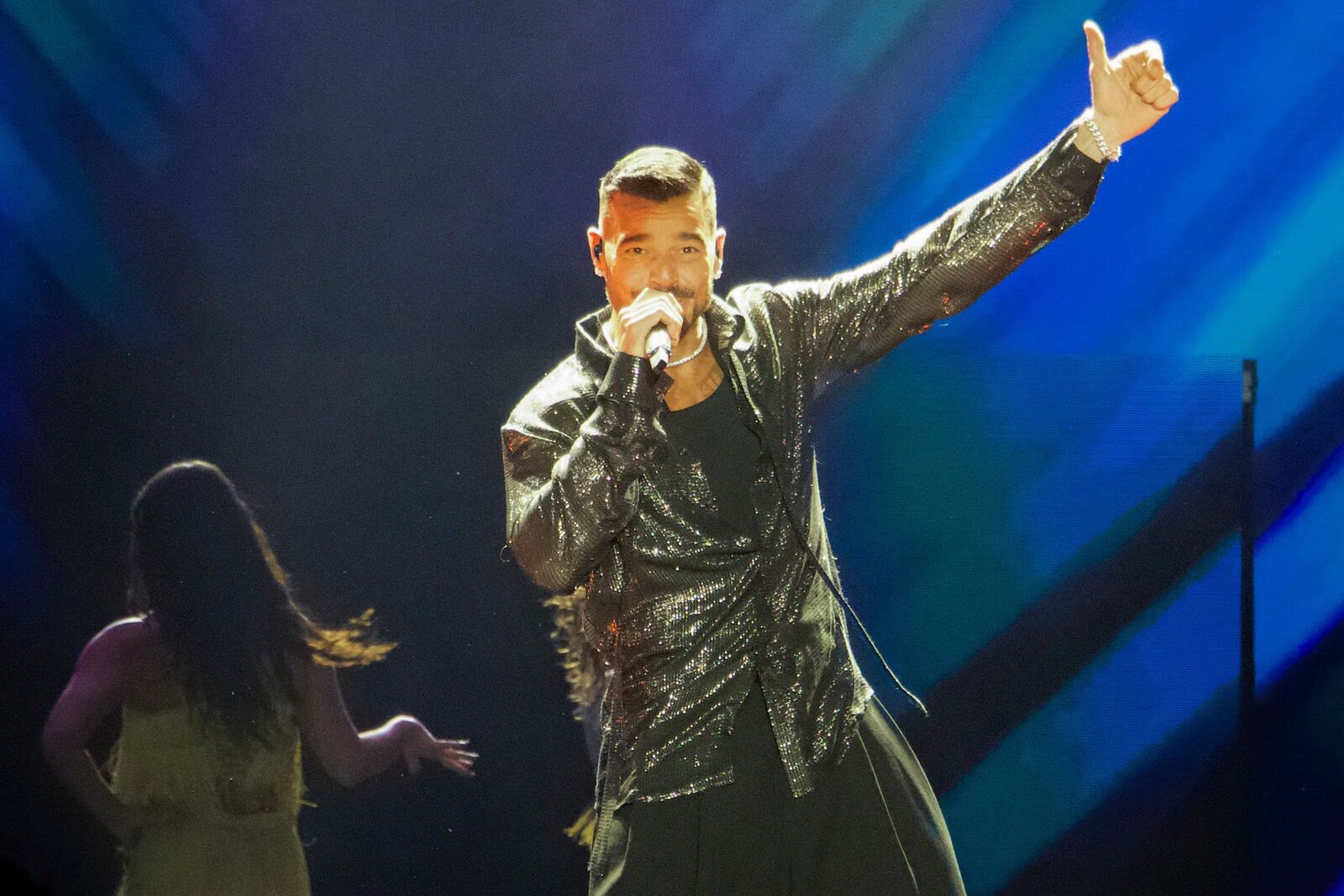 Ricky Martin suspende concierto por gas lacrimógeno
