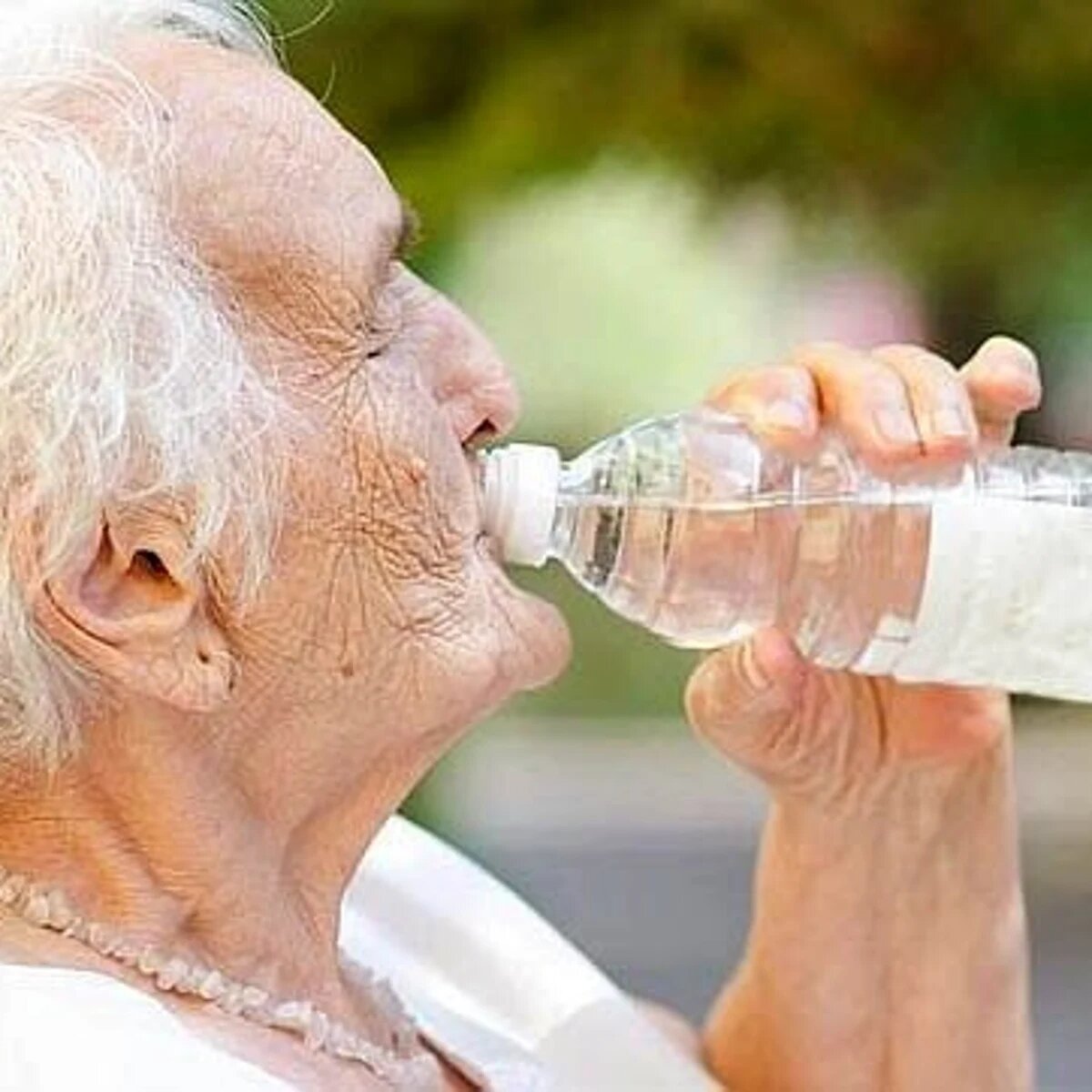 ¿Cómo prevenir un golpe de calor en adultos mayores?