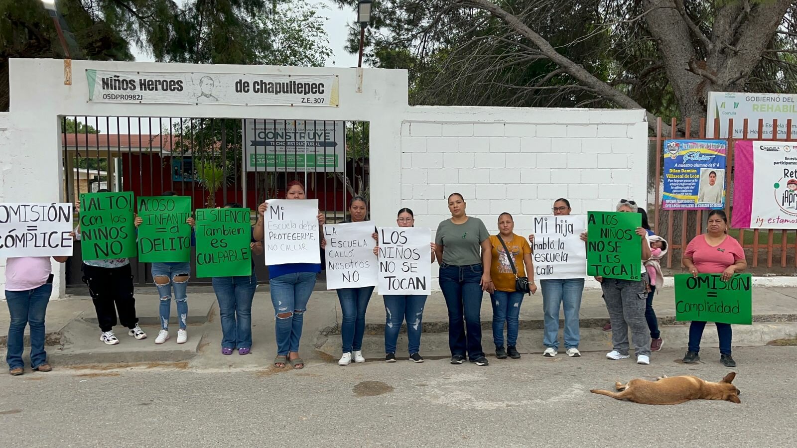 Madres toman primaria en Sabinas por presunta omisión de autoridades escolares