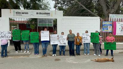 Madres toman primaria en Sabinas por presunta omisión de autoridades escolares