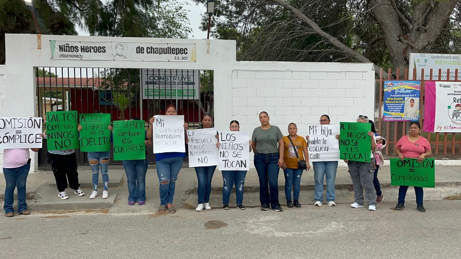 PROTESTA  Madres de familia bloquearon una primaria en Sabinas para exigir acciones ante un presunto caso de abuso sexual contra una alumna ocurrido durante