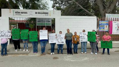 Madres toman primaria en Sabinas por presunta omisión de autoridades escolares