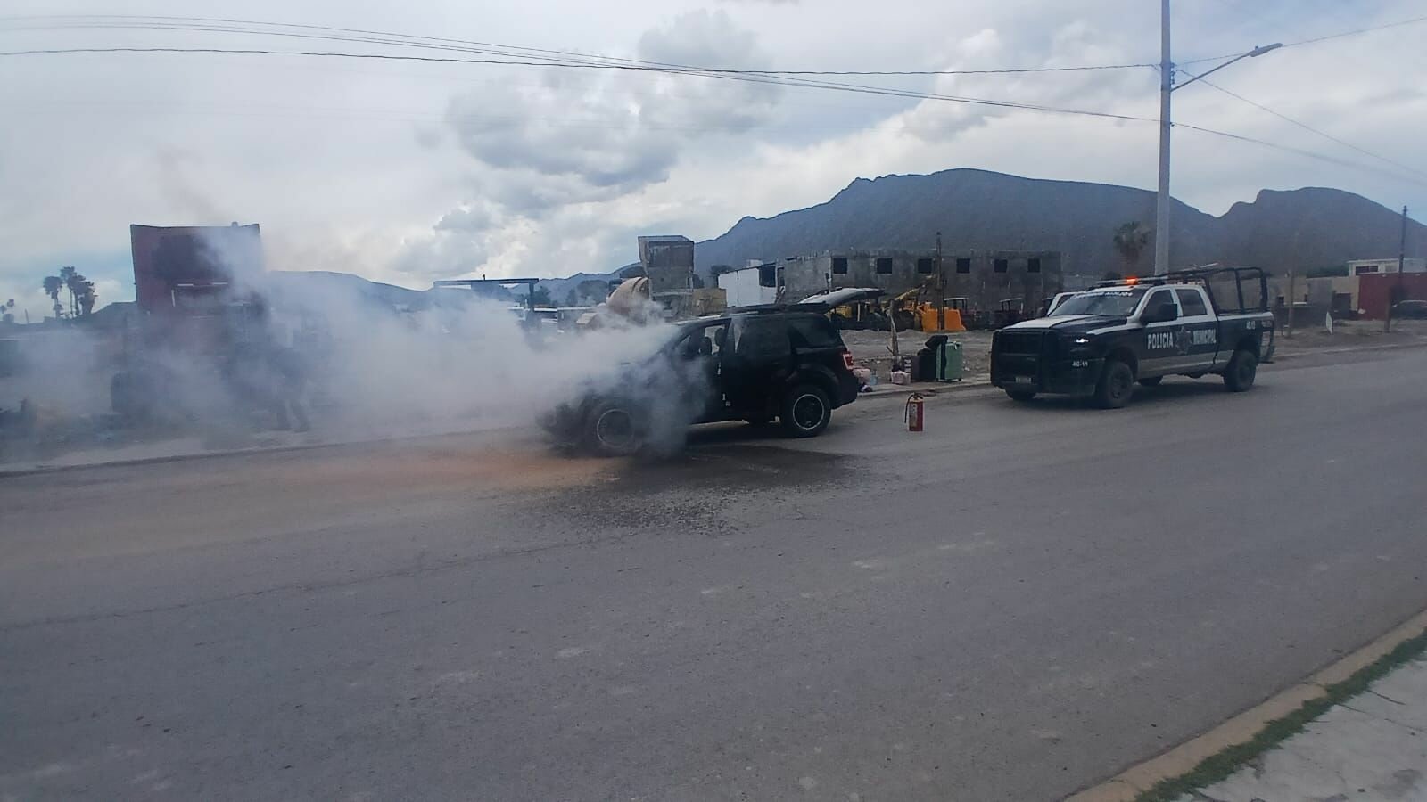 Paisana sufre incendio de vehículo en pleno centro de Cuatro Ciénegas; policías y comerciantes la auxiliaron