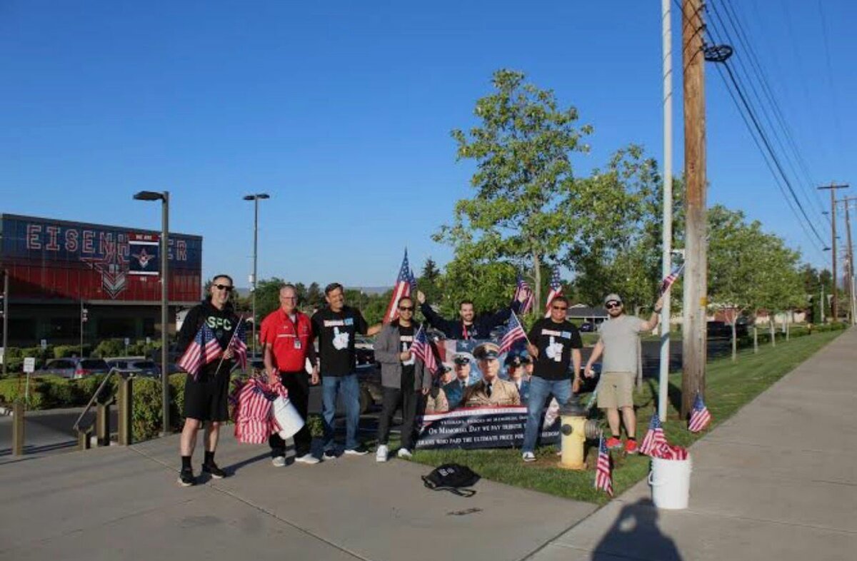 Familias y veteranos honran a militares fallecidos en Memorial Day