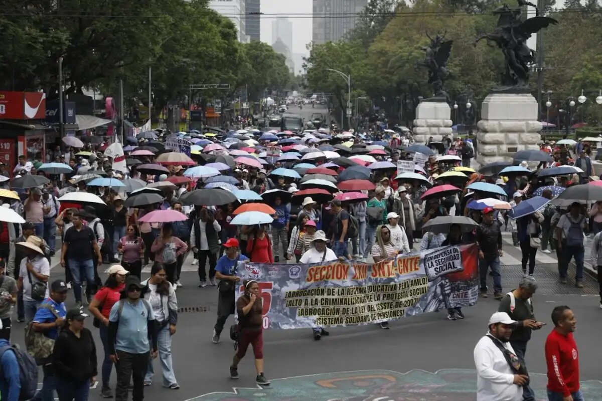 CNTE protesta en CDMX y acusa represión policial