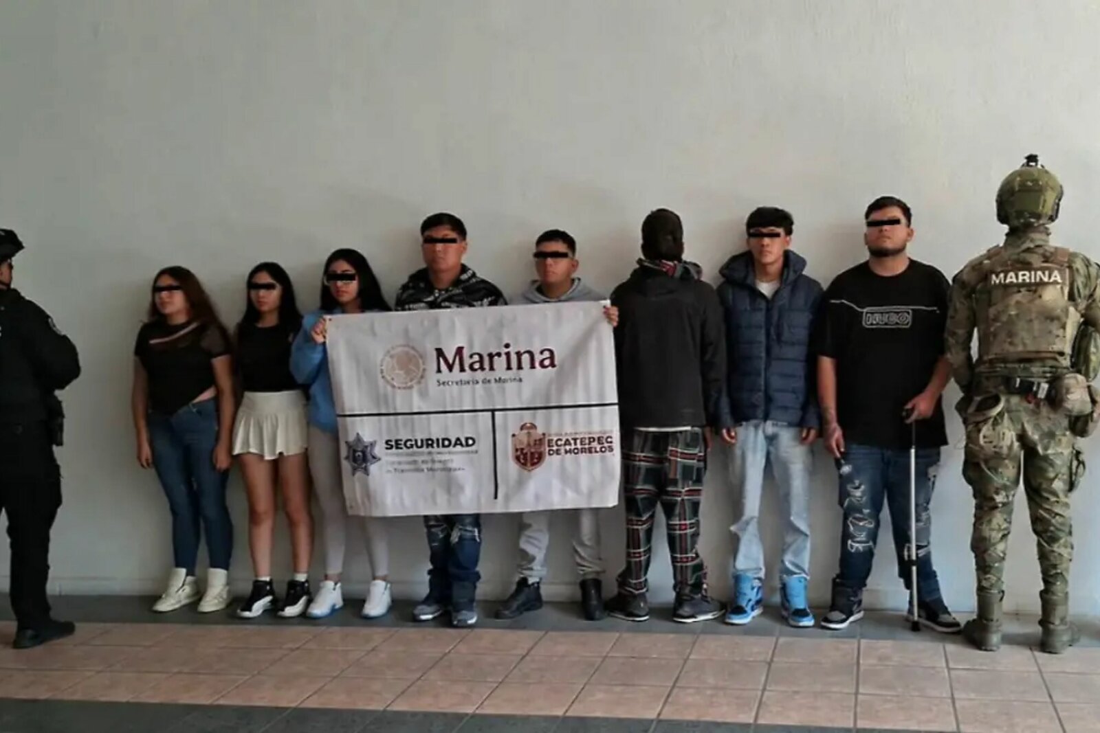 Capturan a 24 jóvenes con armas exclusivas y autos de lujo en Ecatepec