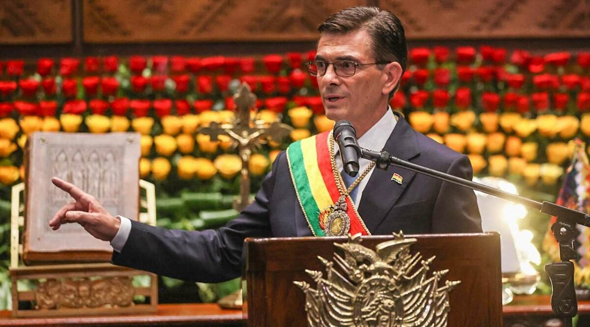 Presidente de Bolivia reduce su salario en medio de crisis política