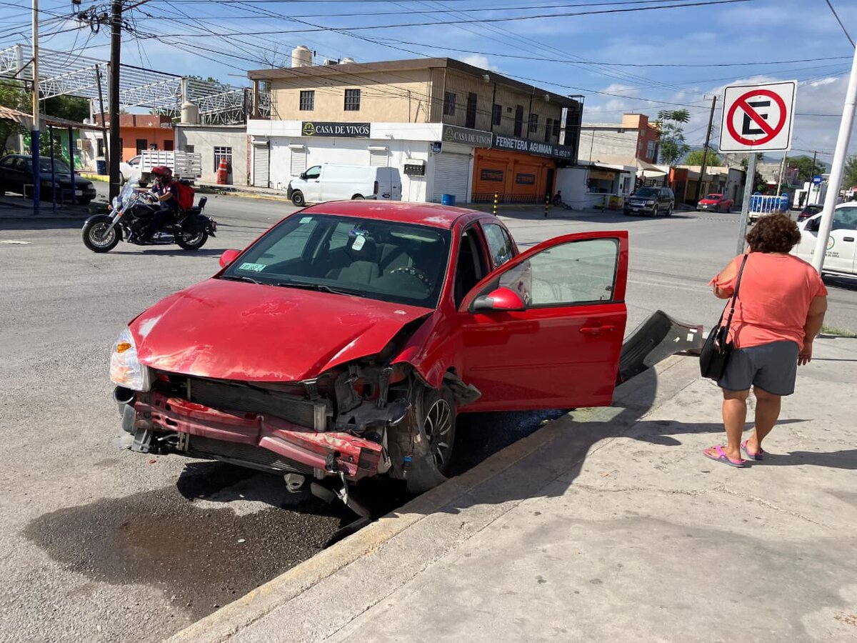 Aparatoso choque en transitado cruce de Frontera deja a mujer lesionada
