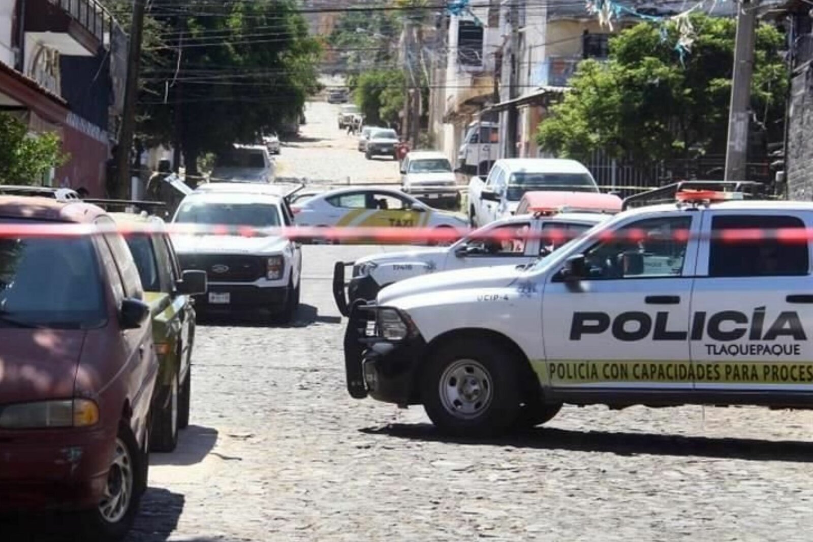 Localizan cadáver de hombre envuelto en plástico en San Pedro Tlaquepaque