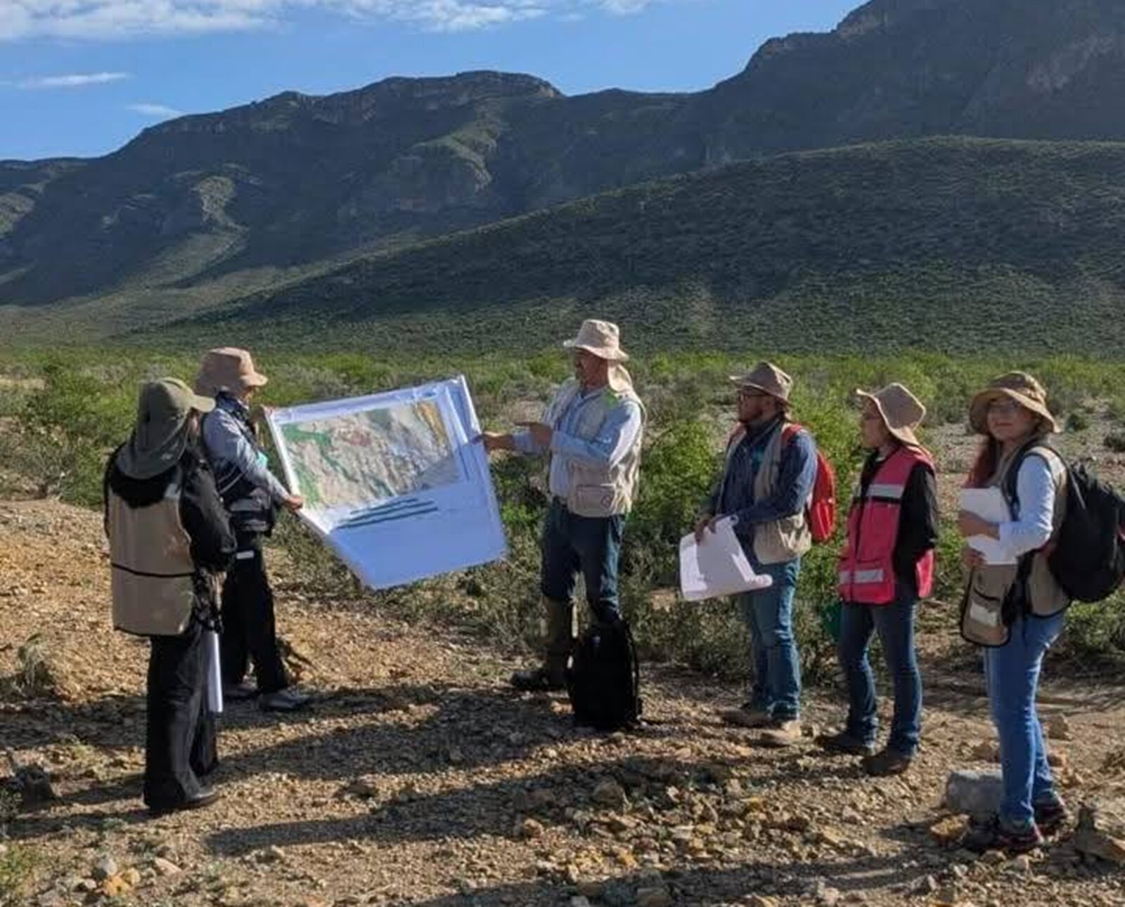 Estudiantes analizan potencial petrolero en la Sierra de Obayos, Coahuila