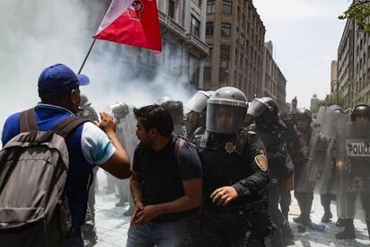 Autoridades de la Ciudad de México bloquearon el Zócalo ante intento de plantón de CNTE, en medio de preparativos del Mundial 2026 y tensión social.  El Zócalo