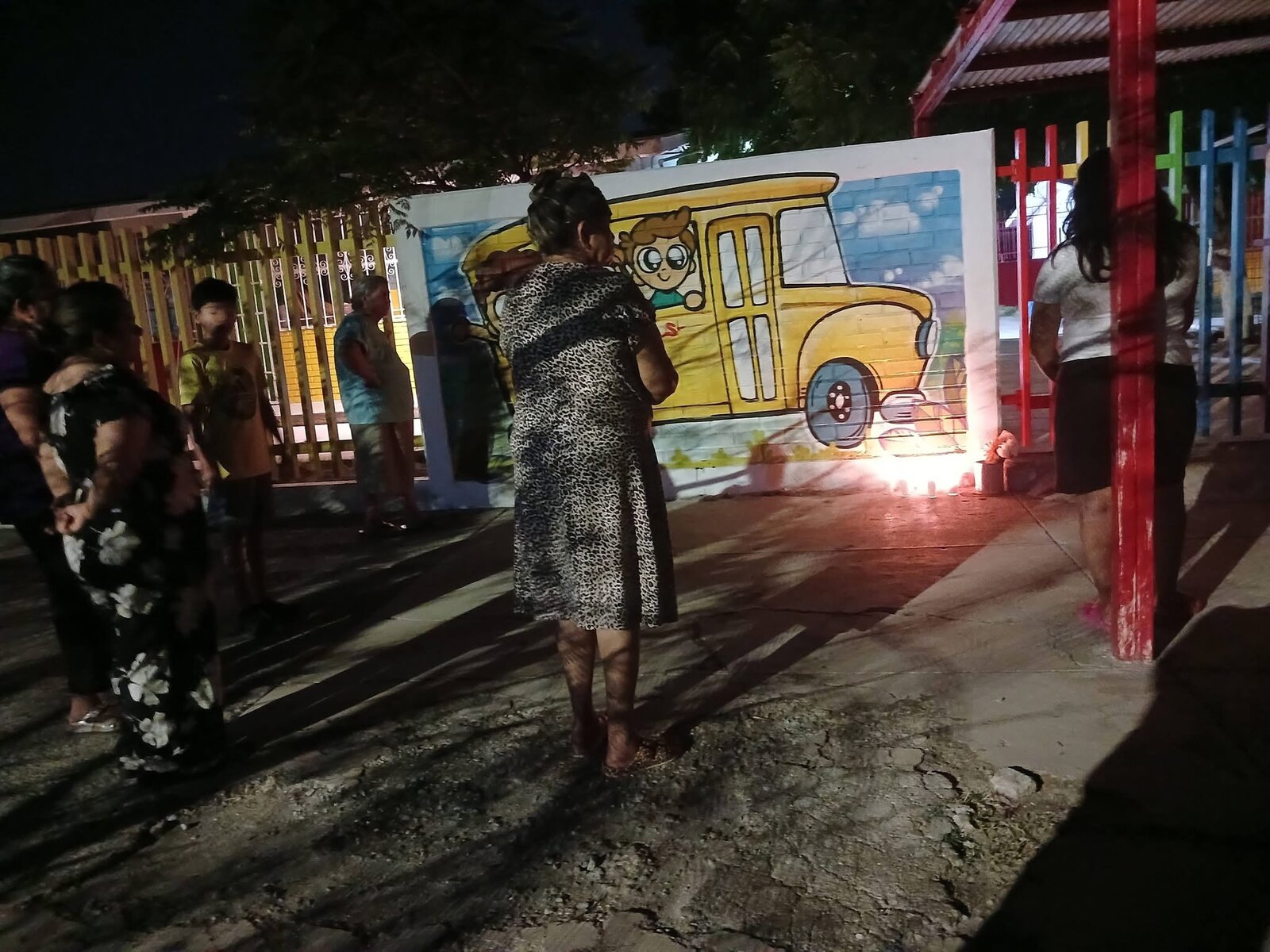 Madres de familia oran por Ian frente al jardín de niños