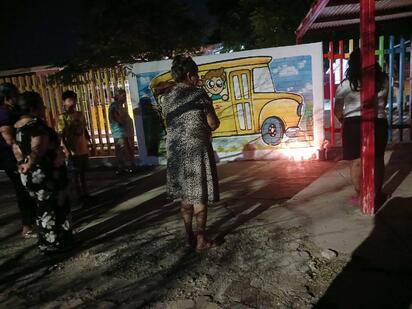 LUTO Madres de familia encendieron veladoras y realizaron una oración afuera del kínder esta noche. La noche de este lunes, madres de familia comenzaron a reunirse