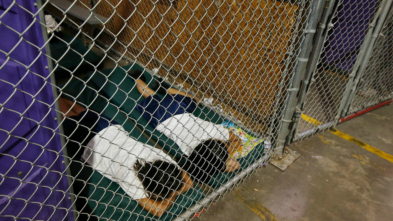 Más de 6 mil menores siguen detenidos por políticas migratorias