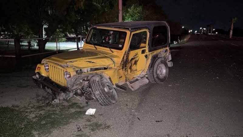Accidente : En el lugar fueron localizados un tractocamión quinta rueda Kenworth con daños en el costado del conductor y una camioneta Jeep.