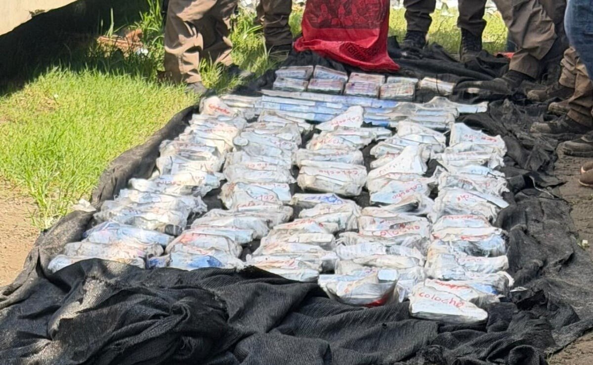 Decomisan arsenal y cocaína ocultos en tráiler con chatarra en Chiapas