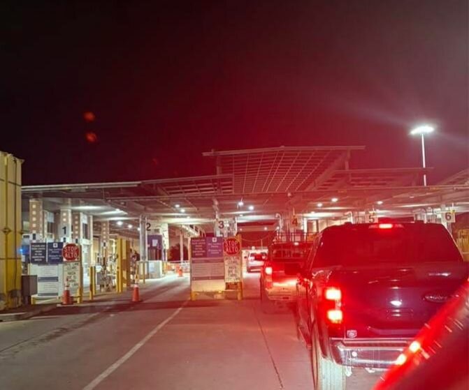 Caos y largas filas desesperan a usuarios de los puentes internacionales en Piedras Negras