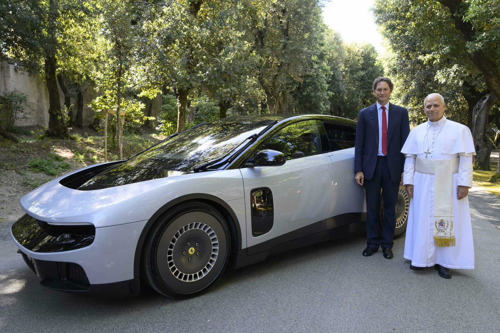 Ferrari presenta al Papa León XIV su modelo eléctrico Luce