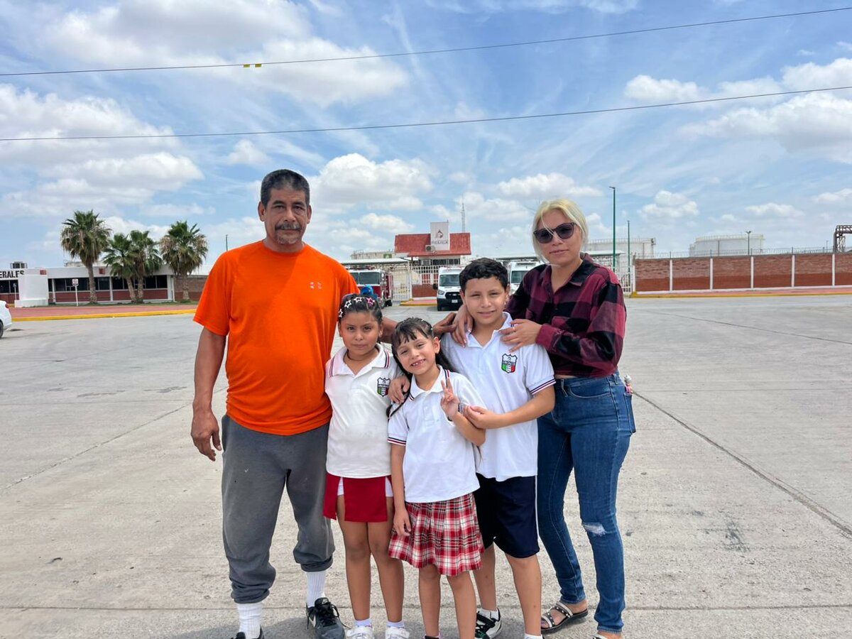 Familia acude con sus hijos a presenciar simulacro de incendio en instalaciones de PEMEX en Monclova