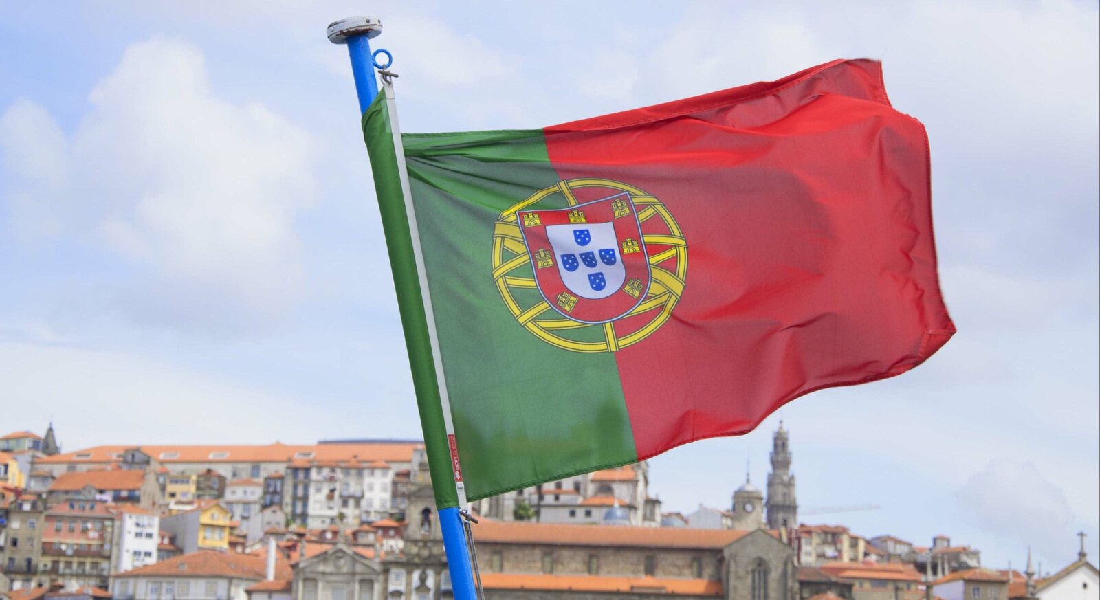 Portugal desmantela red de regularización ilegal de migrante
