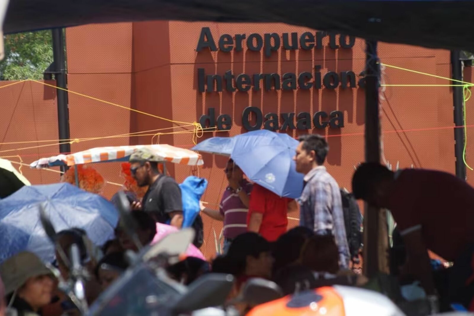 Maestros de la Sección 22 del SNTE bloquean accesos al aeropuerto de Oaxaca