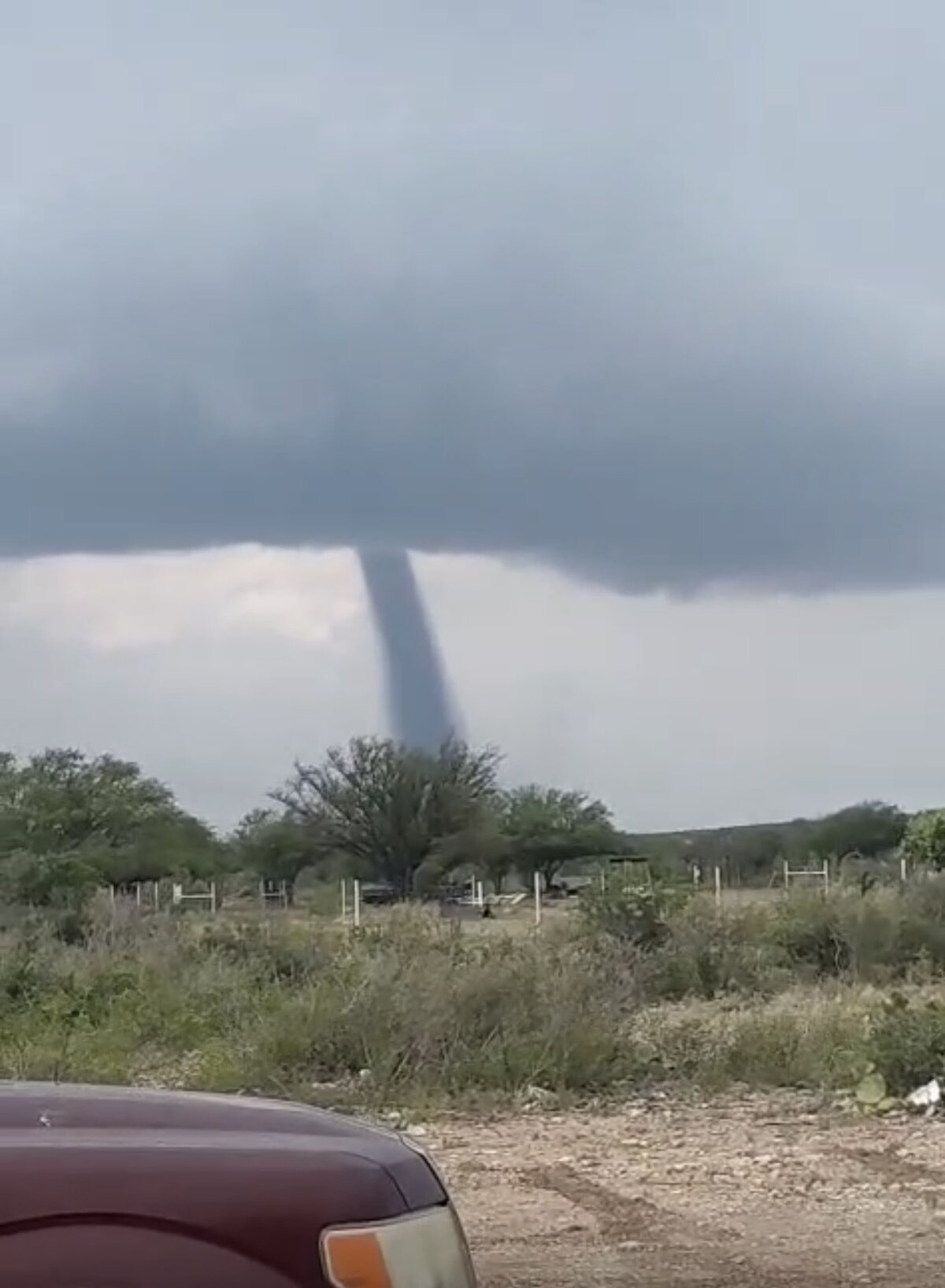 Tornado toca tierra en Santa Eulalia; mantienen alerta por tormentas severas en la región norte