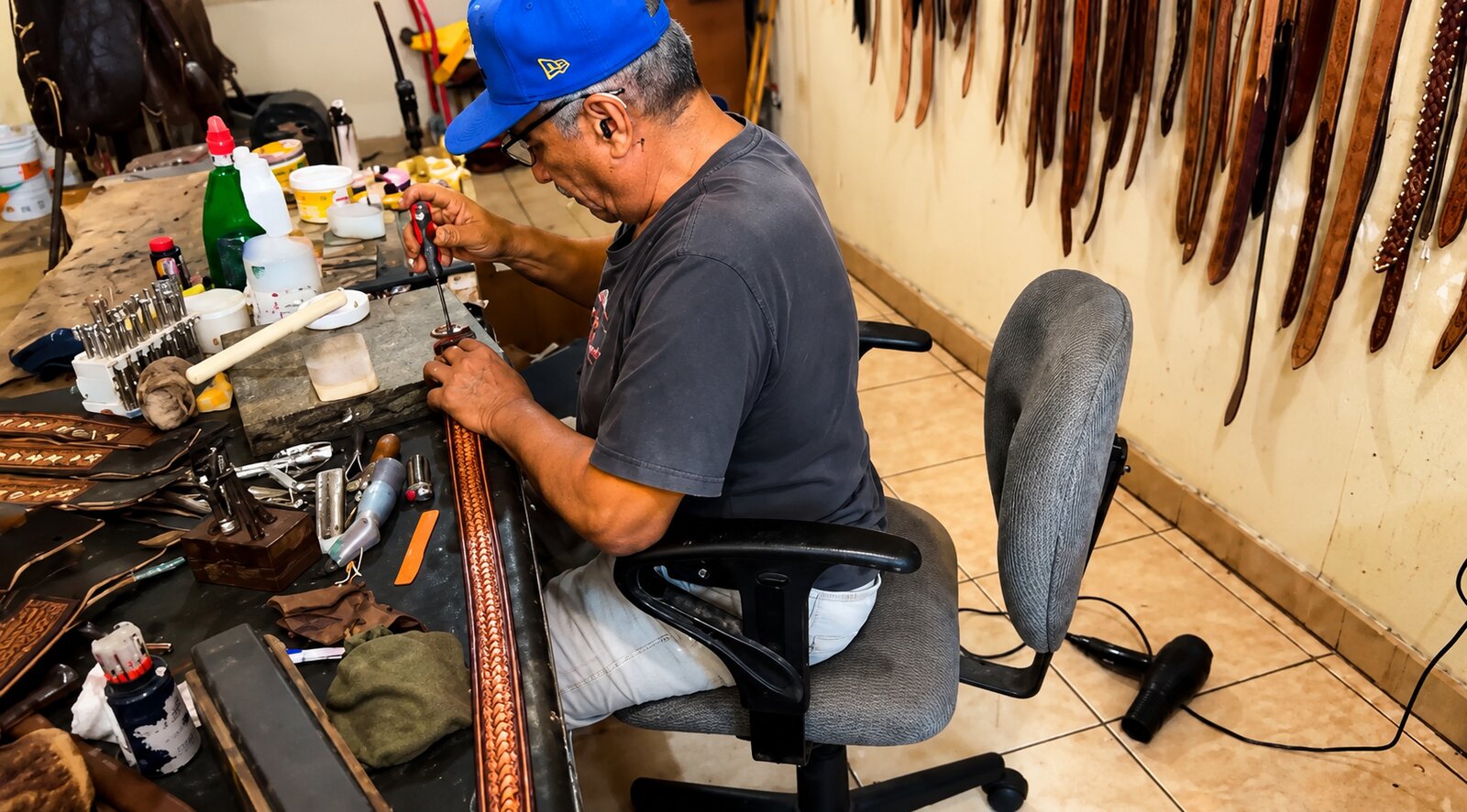 Artesano preserva talabartería tradicional en San Juan de Sabinas