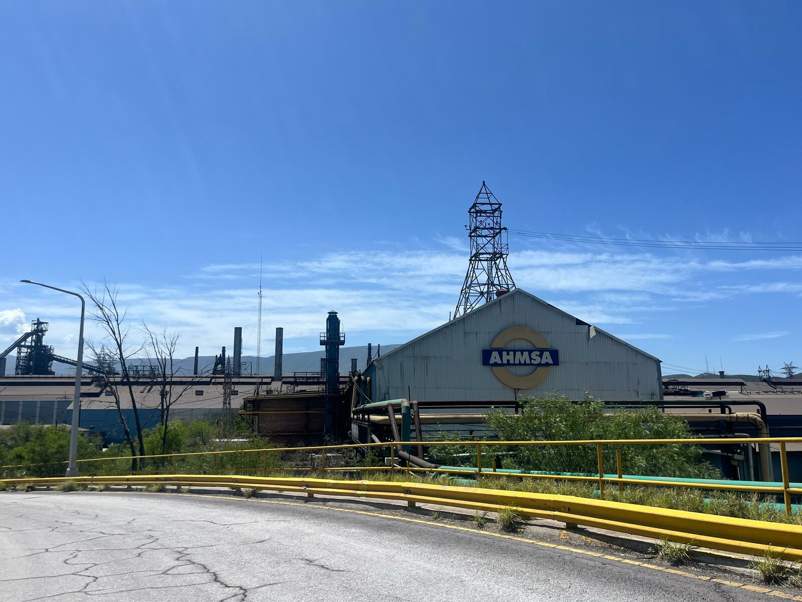 Obreros de AHMSA mantienen bloqueo a salida de maquinaria durante concurso mercantil