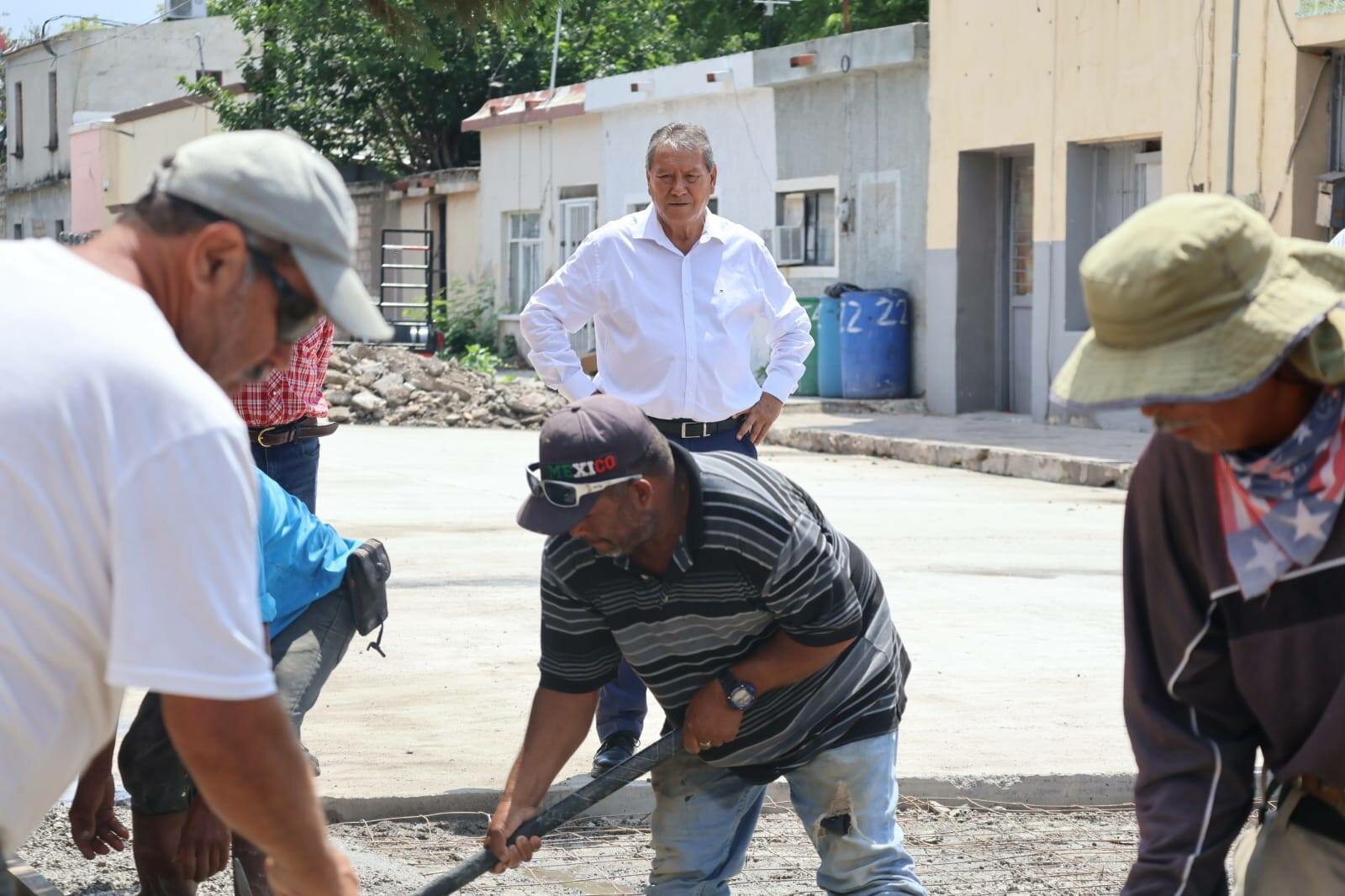 Óscar Ríos supervisa obras de pavimentación en Nueva Rosita