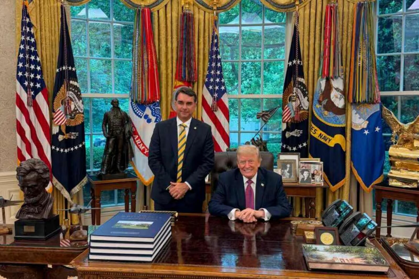 Trump recibe a Flávio Bolsonaro en la Casa Blanca y respalda su candidatura presidencial