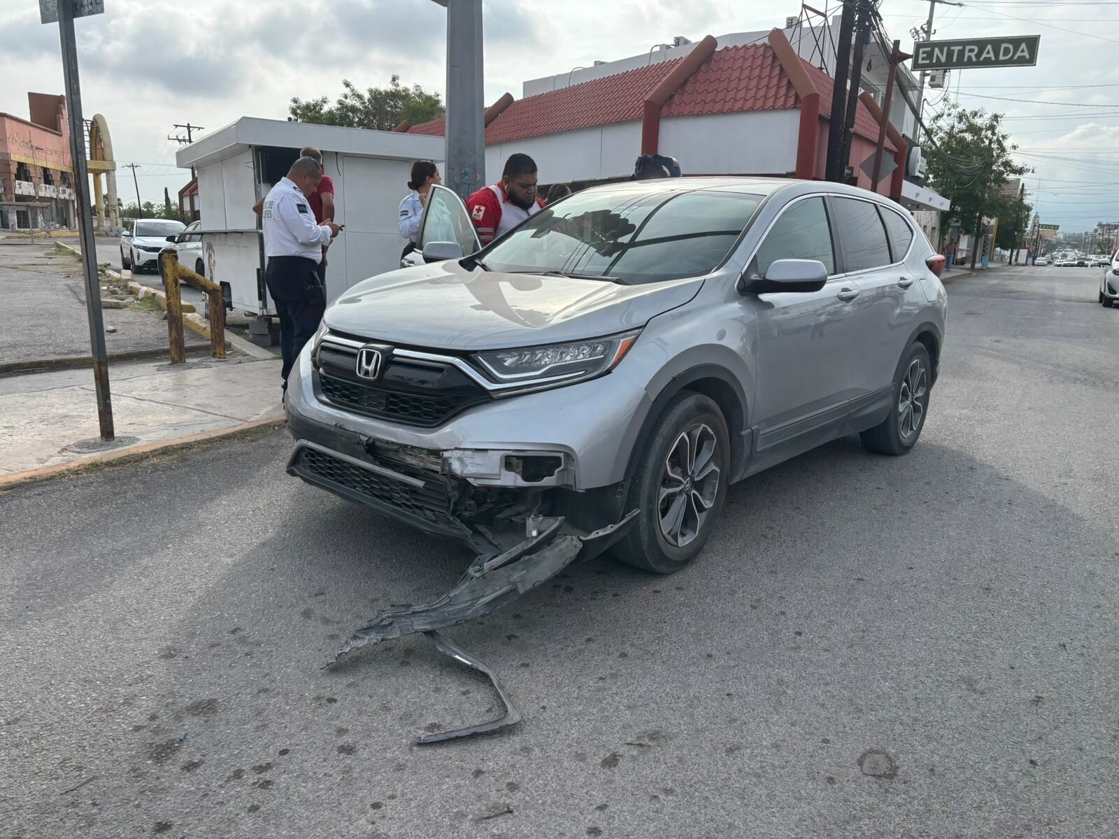 Aparatoso choque deja tres lesionadas y provoca caos vial en la colonia Telefonistas
