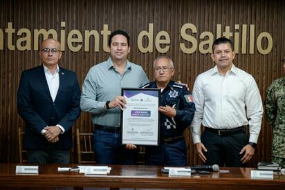 El edil destacó la labor de ambos elementos y señaló que este tipo de acciones reflejan el compromiso y la cercanía social de la Policía Municipal.  En reunión