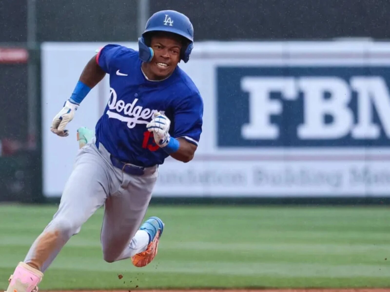 Prospecto de Los Angeles Dodgers se lesiona tras esquivar a bat dog