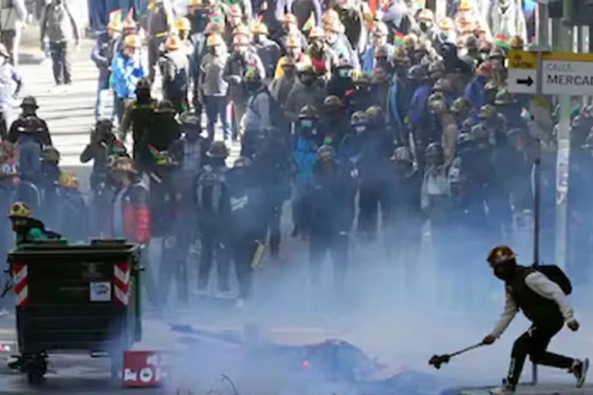 Bolivia enfrenta crisis social con 150 bloqueos en carreteras