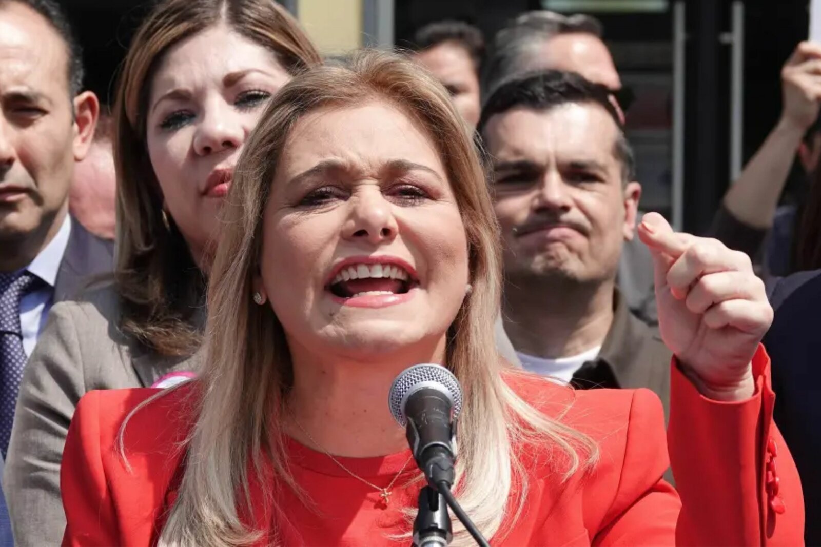 Maru Campos comparece en la FGR por investigación de narcolaboratorio en Chihuahua