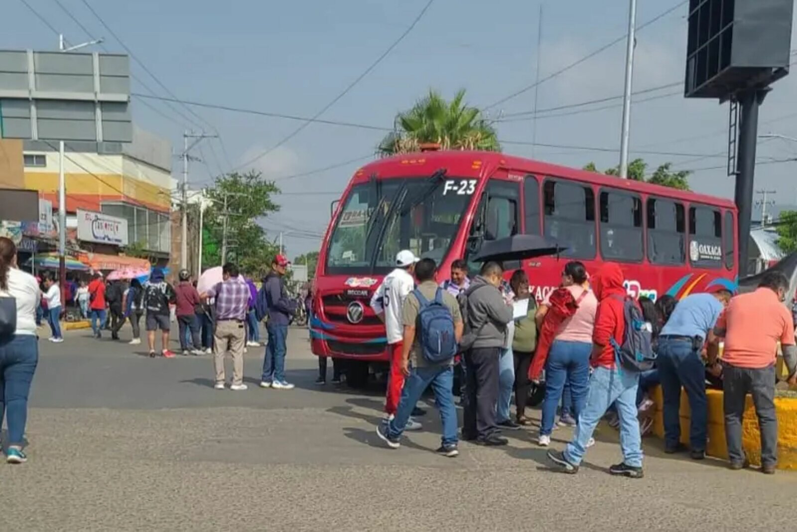 Sección 22 del SNTE bloquea carreteras de Oaxaca en tercer día de protestas