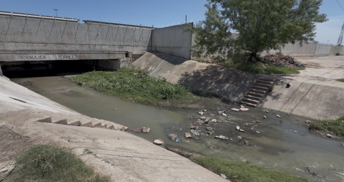 Habitantes de la Bravo señalan afectaciones por barda en arroyo El Tornillo