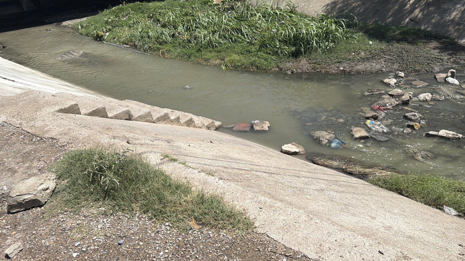     Familias de la colonia Bravo exigen revisión urgente de obra