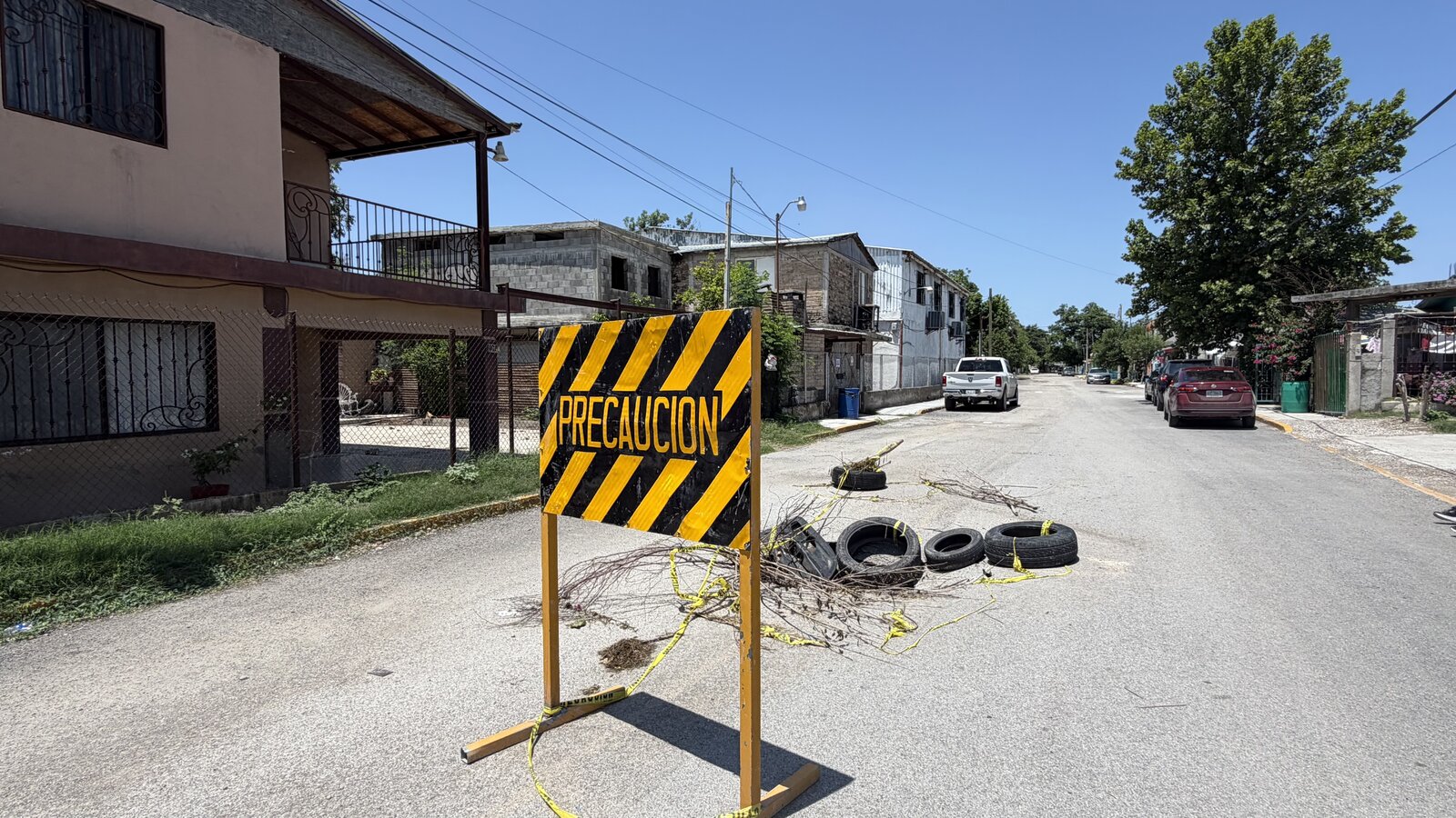 Temen tragedia en colonia Bravo por enorme socavón