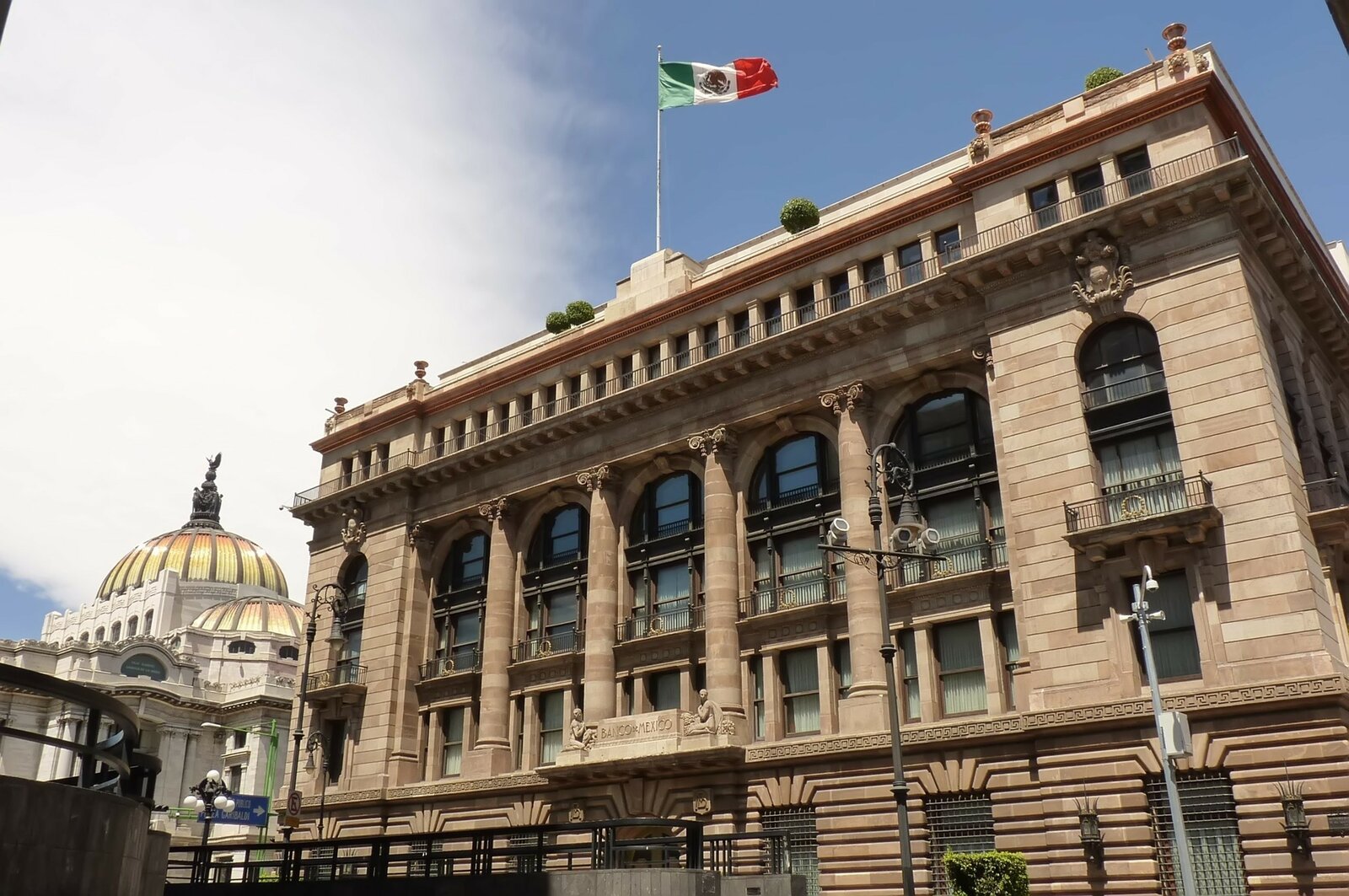 Banxico prevé menor crecimiento del PIB mexicano en 2026