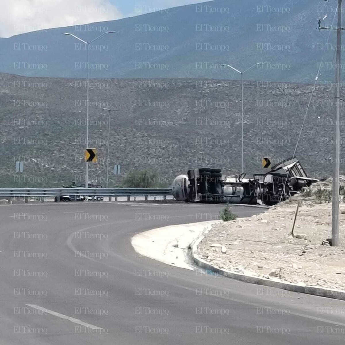 Vuelca tráiler con doble pipa en la “Curva del Diablo”; derrame de combustible obliga a cerrar vialidad